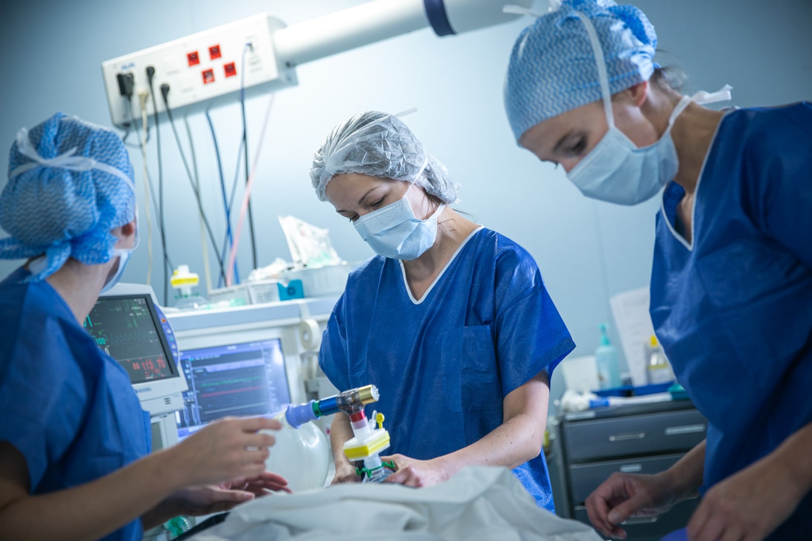 image de professionnels de santé dans un bloc opératoire