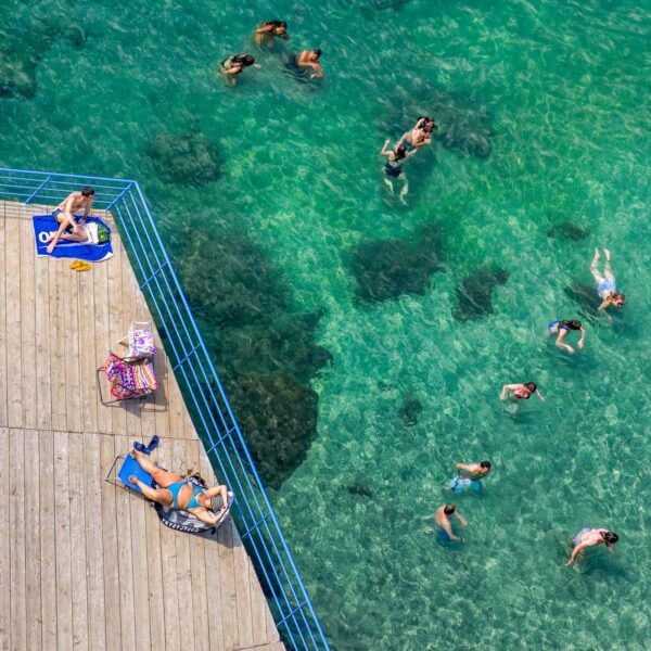 image d'une scène de plage à Sorrento dans la Baie de Naples