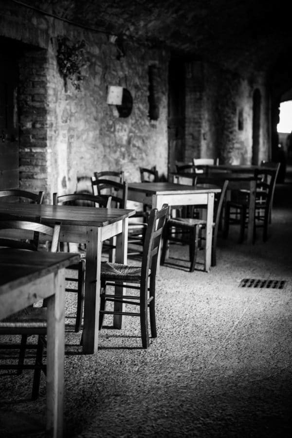 photographie d'une terrasse de café déserte dans le chianti