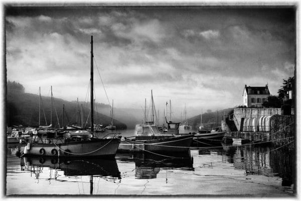 photo noir et blanc du port de sauzon dans la brume au petit matin