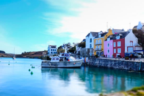 Photo d'une fin de journée paisible sur le port de sauzon