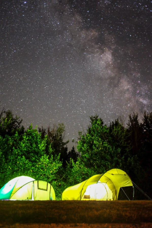 Image d'un camping improvisé à la belle étoile