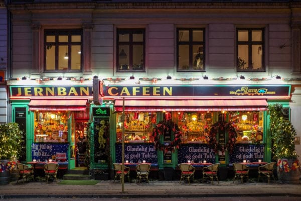 Une façade de café à Copenhague au moment des fêtes de fin d'année