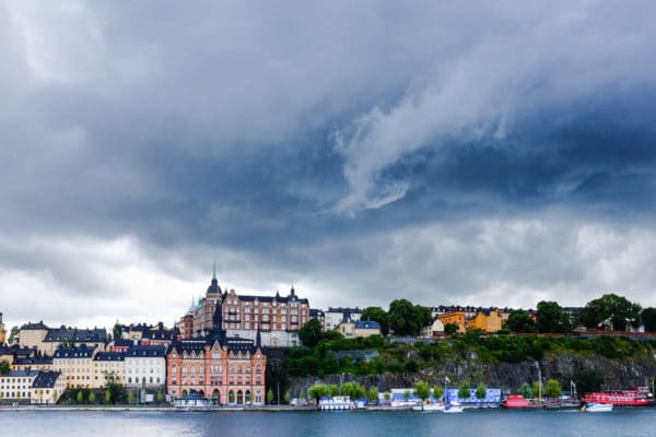 Photo d'un ciel noir sur la ville de Stockholm