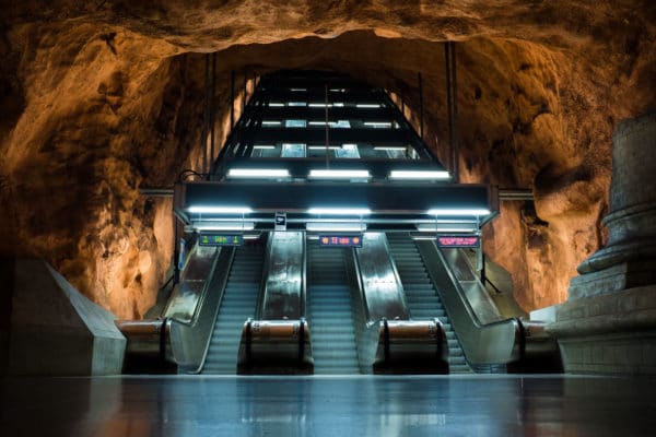 Photo d'une station de métro creusée dans la roche à Stockholm