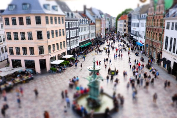 Photo d'une place centrale de Copenhague en tilt shift, ce qui nous fait apparaitre un monde en miniature.