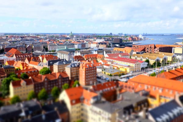 Photo des toits colorés de la Ville de Copenhague en Tiltshift.