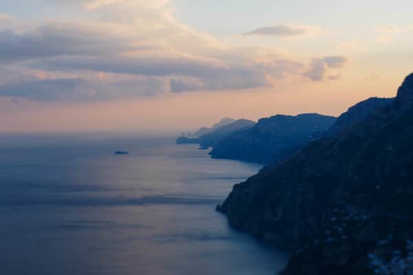 photo de la côte amalfitaine au coucher de soleil.