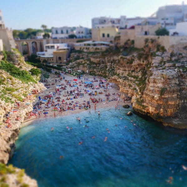 Photo d'une crique dans les pouilles en été