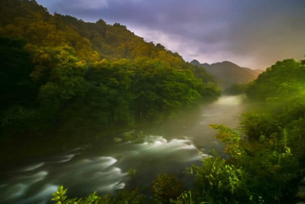 photo de nuit d'une rivière dans la campagne japonaise
