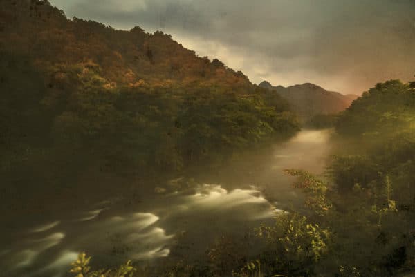 photo de nuit d'une rivière dans la campagne japonaise