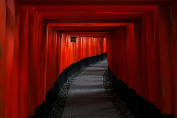 Photo d'enfilades de portes dans sle temple de Fushimi Inari
