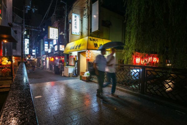 Photo de nuit dans le quartier de Gion à Kyoto