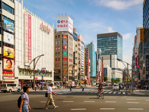 Photo d'un carrefour dans le quartier de Ueno à Tokyo