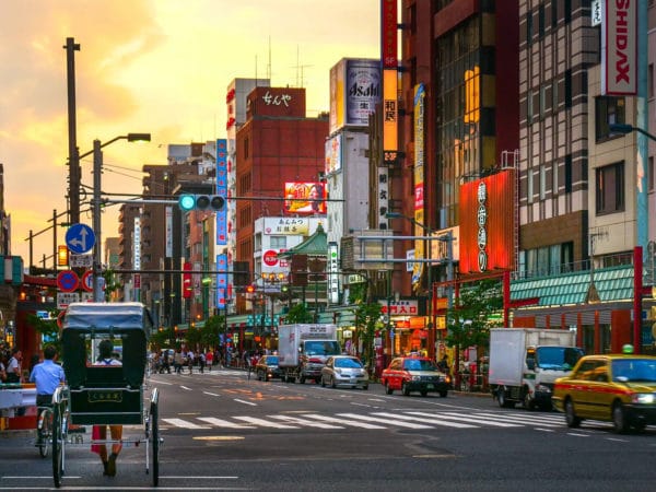 Une photo d'une fin de journée sur le quartier de Asakusa