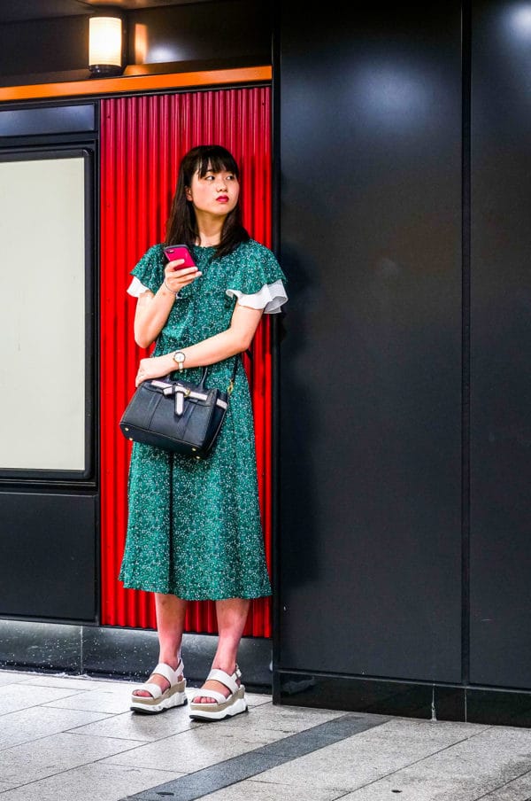 Photo d'une jeune fille à tokyo attendant le métro