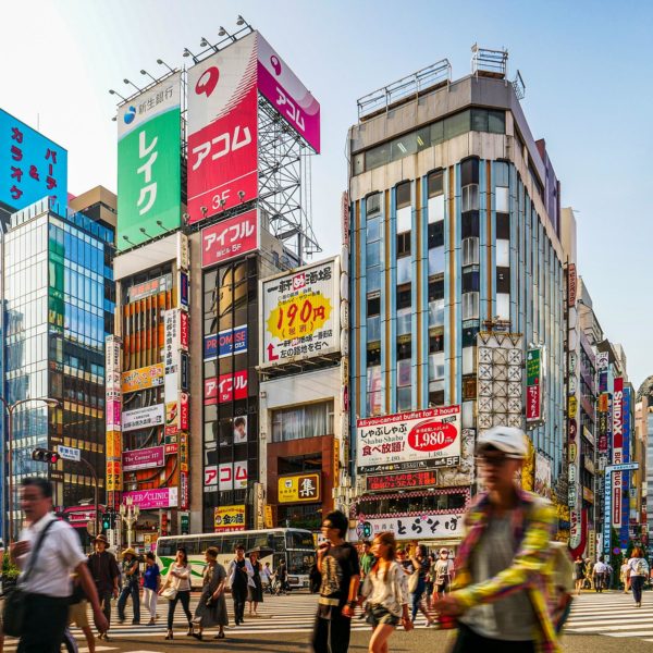 Photo carrée d'un carrefour dans tokyo