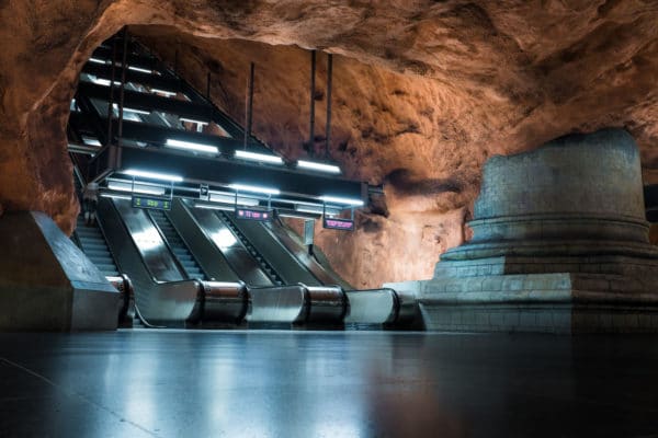 Photo d'une station de métro creusée dans la roche à Stockholm