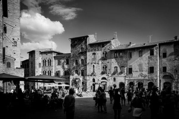 Photo noir et blanc de la place d'un village en italie