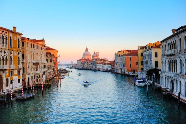 photo d'une fin de journée sur le grand canal à Venise