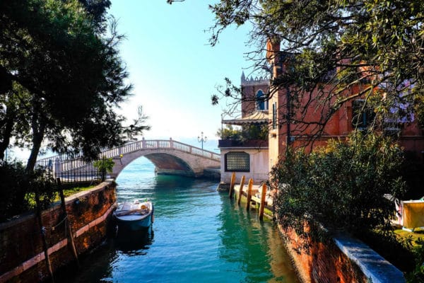 Photo d'un canal à Venise avec des arbres donnant un aspect charmant