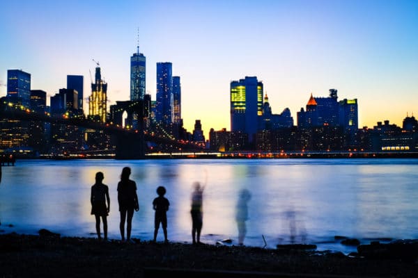 Photo des bords de l'Hudson vers Manhattan à la tombée de la nuit