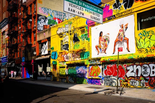 Une photo d'east village à new York par une après-midi d'été