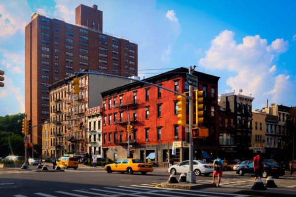 Une photo d'east village à new York par une après-midi d'été