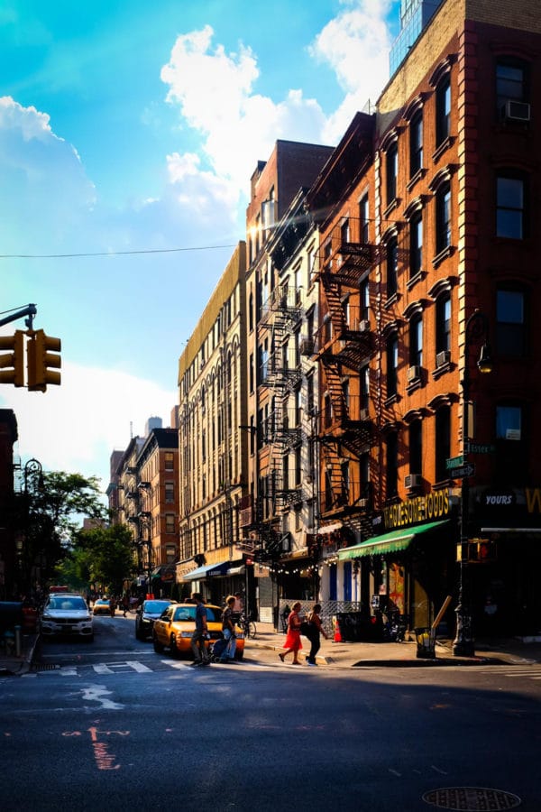 Une photo d'east village à new York par une après-midi d'été