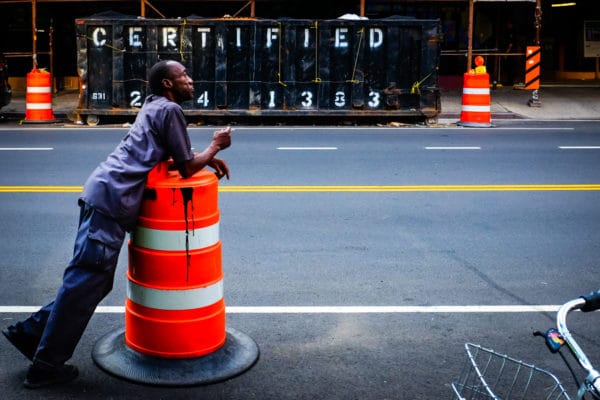 Photo d'un ouvrier à New-York fumant une cigarette